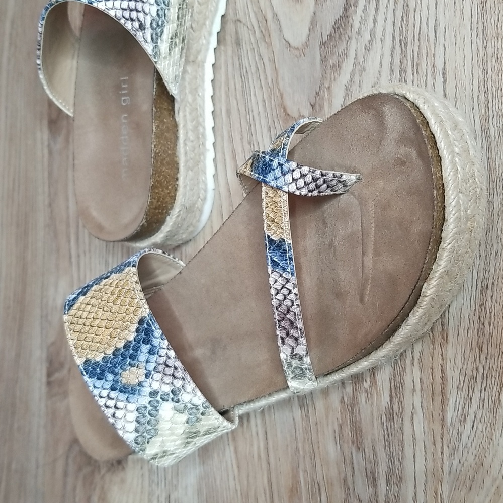 Madden Girl Womens Espradril Between The Toe Blue Cream Snake Print Sandals